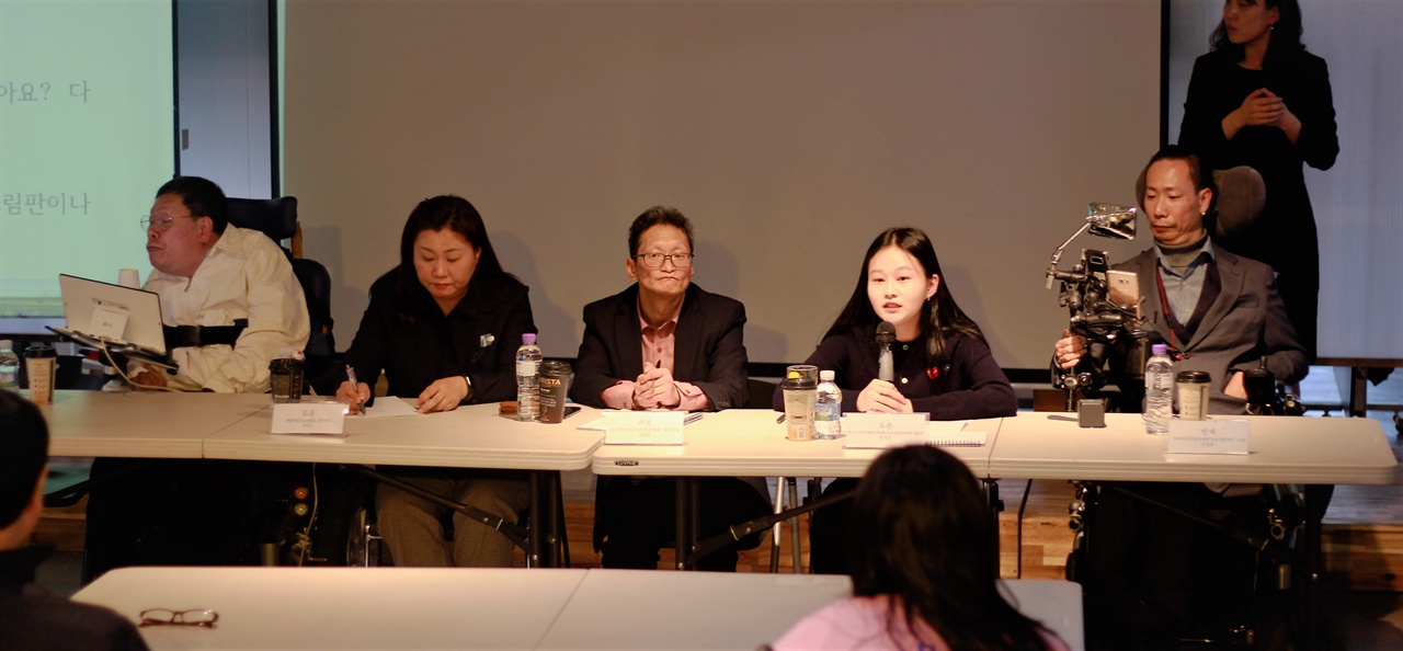 왼쪽부터 차강석 인권활동가, 이지은 상무이사, 김태현 정책실장, 박지은 활동가, 모경훈 소장.
