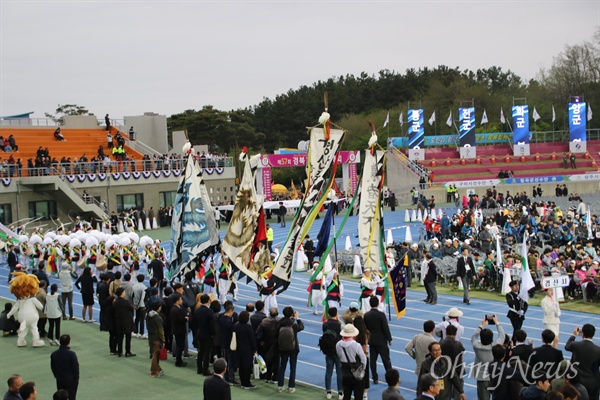  제57회 경북도민체전이 19일 오후 경산 시민운동장에서 개막식을 갖고 4일간의 열전에 들어간 가운데 선수들이 입장하고 있다.