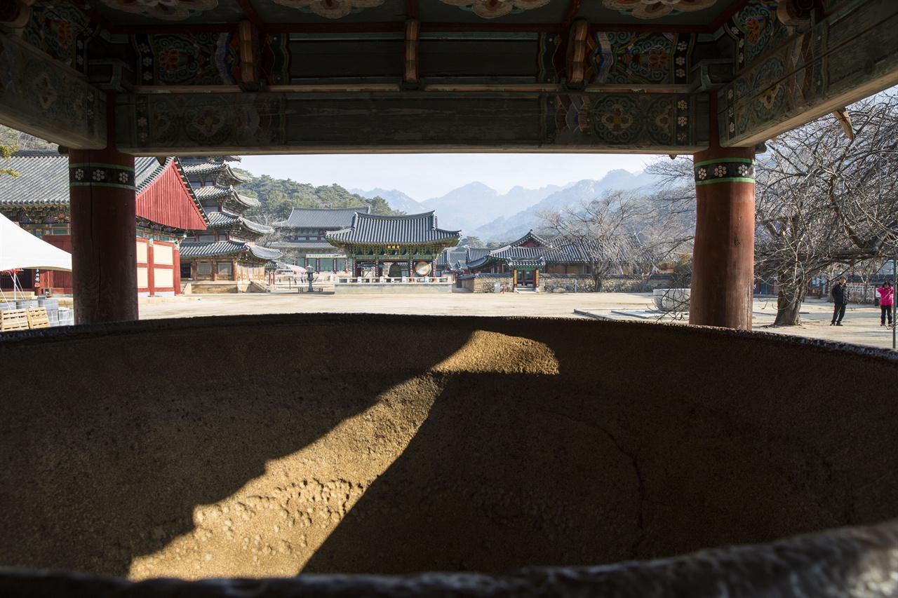 법주사 전경    철확 뒤에서 바라본 법주사 전경, 속리산의 연봉과 함께 어우러진 법주사 풍광이 시원스럽다.  