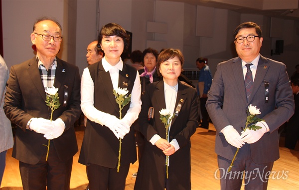 한국전쟁전후민간인희생자 경남유족회가 4월 20일 오후 창원마산 올림픽기념공연장에서 연 "한국전쟁 전후 민간인 희생자 69주기, 제3회 경상남도 합동추모제"에서 김영만 의장, 김지수 경남도의회 의장, 김경영 경남도의원, 이삼희 경남도 행정국장이 헌화하고 있다.