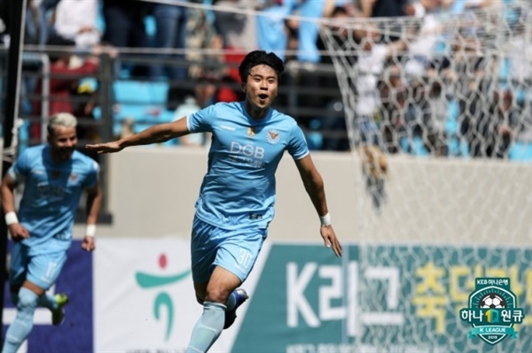  대구 김진혁이 K리그1 포항과의 8라운드 경기에서 추가 득점에 성공한 후 기뻐하고 있다