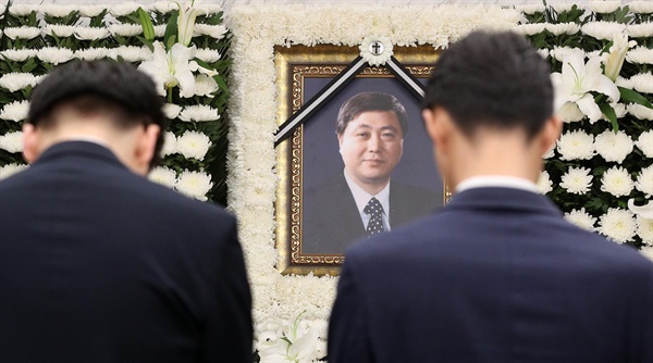21일 오전 서울 서대문구 신촌세브란스병원 장례식장에 마련된 고 김홍일 전 민주당 의원의 빈소를 찾은 조문객들이 고인을 추모하고 있다.
