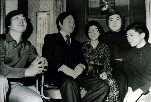 김대중 전 대통령의 장남 김홍일 전 민주당 의원이 20일 오후 5시께 별세했다. 향년 71세. 사진은 1970년대 초 무렵 고 김대중 전 대통령 가족의 모습. 오른쪽 두 번째가 김 전 의원.