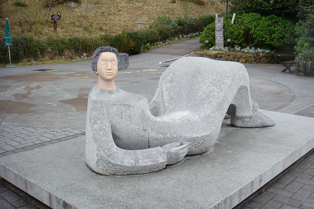 장사도앞 멀리 지평선에 보이는 "미인도"를 형상화 한 누워있는 여인 조각상 모습