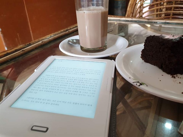 인도 북부 리시케시의 한 카페. 책과 케이크, 짜이(인도의 차)면 여행지의 하루로 더할나위 없다.