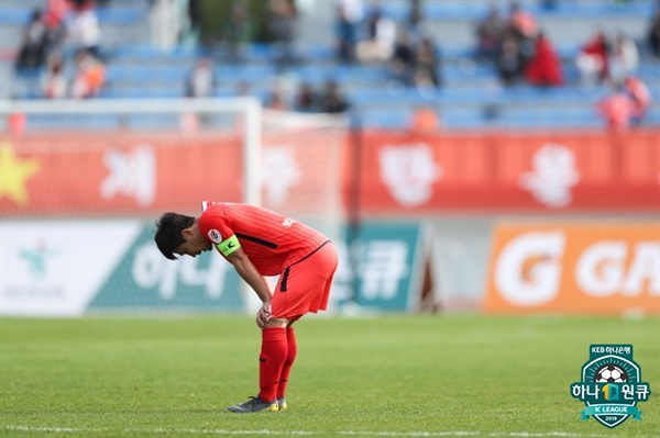  2019년 4월 21일 제주 종합경기장에서 열린 K리그1 제주 유나이티드와 강원 FC의 경기. 제주 박진포 선수가 패배 후 아쉬워하고 있다.