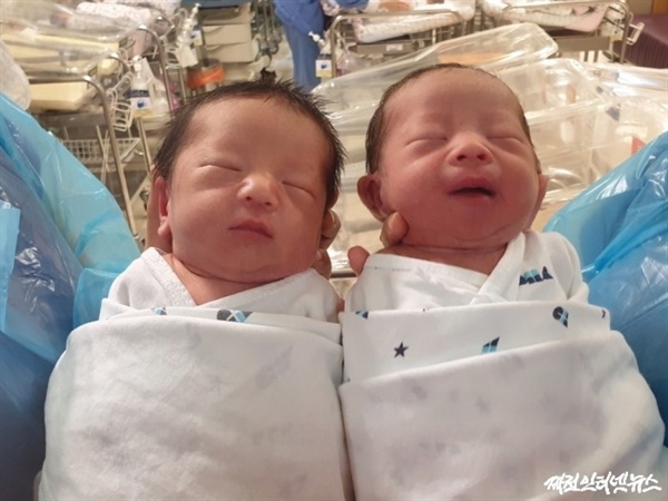 제천시청 신중인 주무관이 지난 20일  건강한 쌍둥이를 출산하면서 팀 내 구성원 전원이 다둥이 아빠가 돼 화제를 낳고 있다.