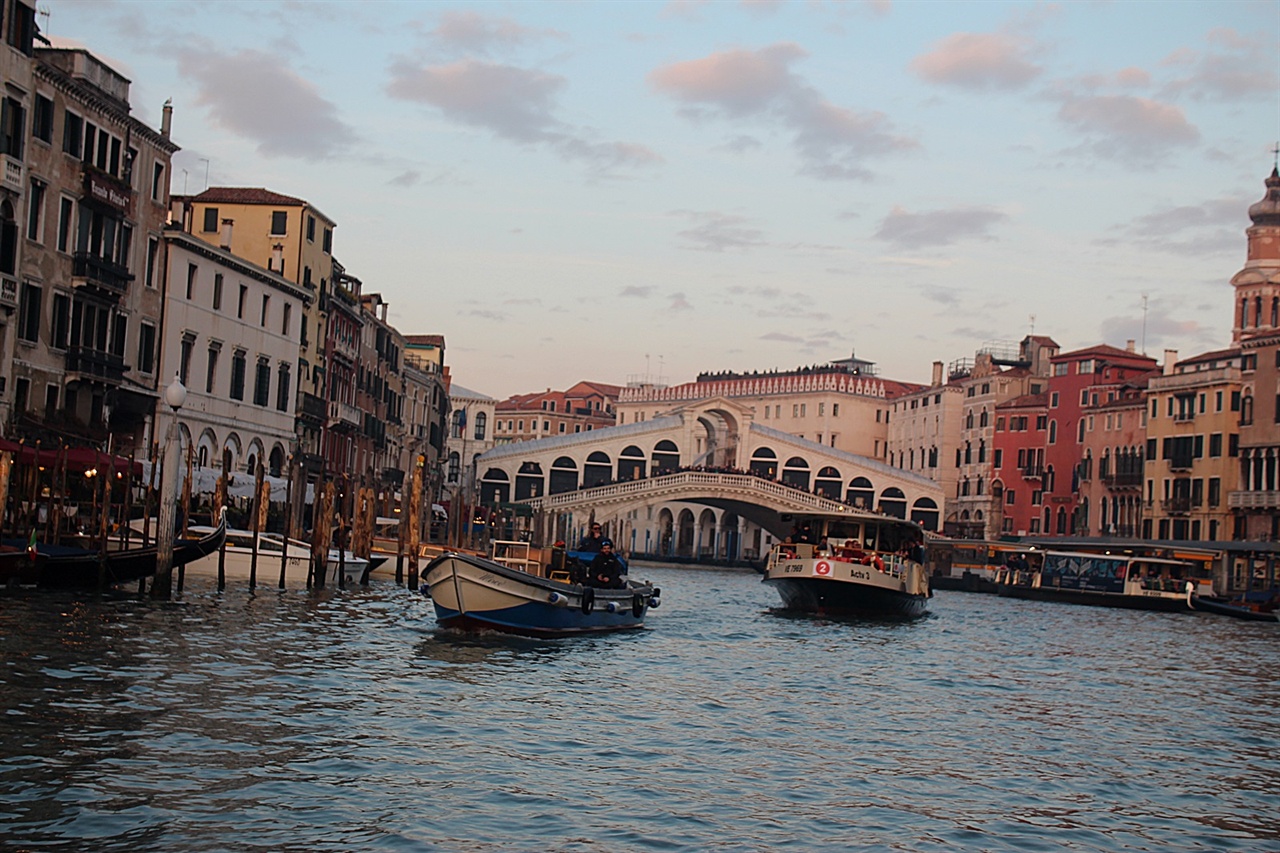 역사적인 상징성을 간직하고 있는 베네치아 리알토 다리 모습