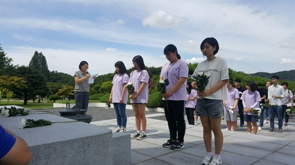‘천안아산청소년평화나비’ 소속 청소년들이 망향의 동산에서 헌화하고 있다. 