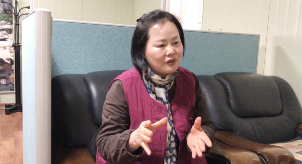 지난 21일 괴산군 연풍면에 있는 한지공예가 민홍식 씨가 앞으로 한지공예의 전통이 계속해 이어지길 원한다고 말하고 있다. /2019.04.21