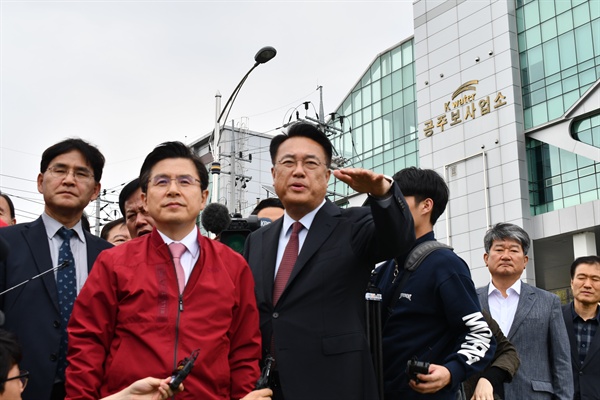 황교안 자유한국당 대표가 18일 공주보를 둘러보면서 정진석 의원의 설명을 듣고 있다.
