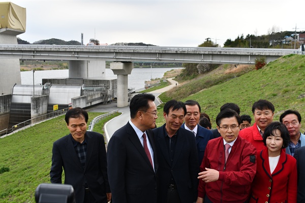 지난 18일 황교안 자유한국당 대표는 공주보를 둘러봤다. '민생대장정'의 일환이었던 이 방문에서 황 대표는 지역감정을 자극하거나 가짜뉴스를 퍼트래는데 일조했다.