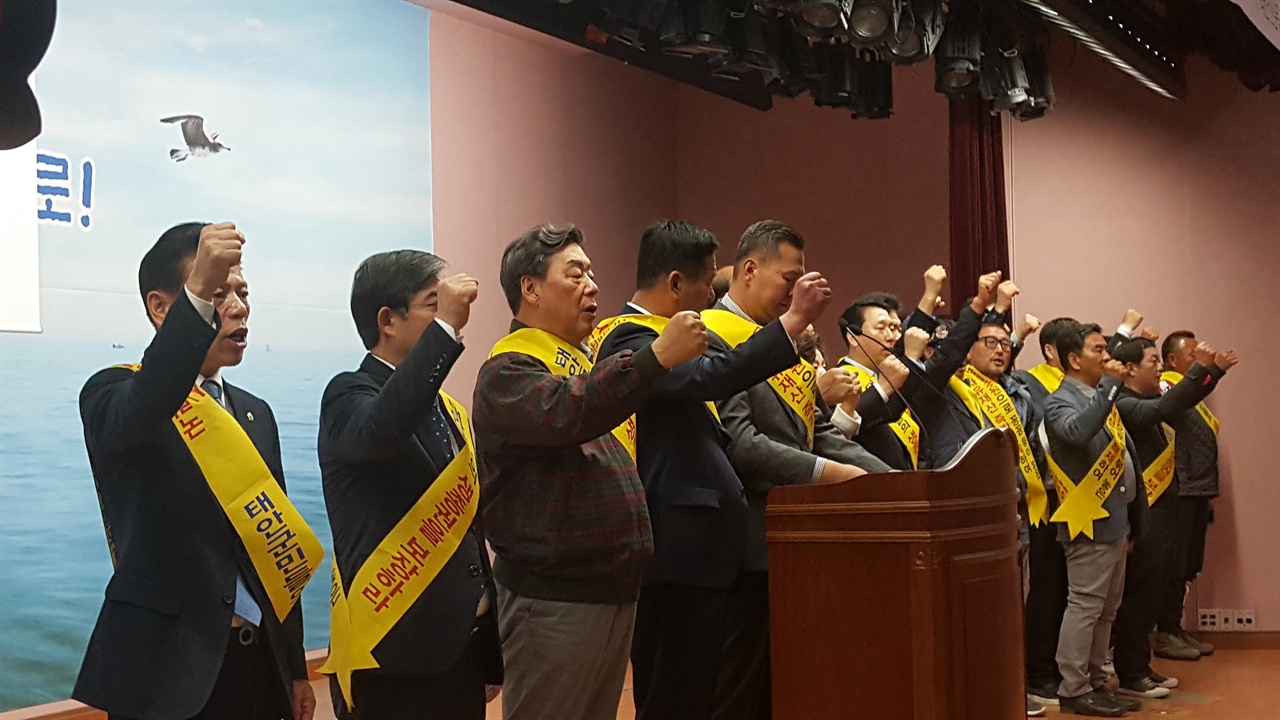 가세로 태안군수(사진 왼쪽에서 세번째), 김기두 태안군의회 의장(사진 왼쪽에서 두번째) 등 내빈과 국립공원해제주민추진위 임원진들이 함께 국립공원 해제를 촉구하는 구호를 외치고 있다.