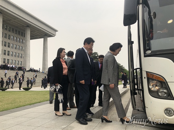 23일 오후 5시 30분, 국회 로텐더홀 앞 계단에서 규탄대회를 마친 한국당 의원들이 청와대로 향하는 버스에 타고 있다.