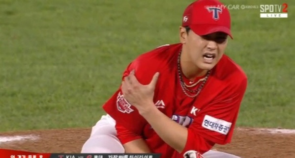  18일 사직 롯데전에서 투구 도중 대흉근 부상을 당한 KIA 김윤동 (출처: SPOTV 중계 화면)