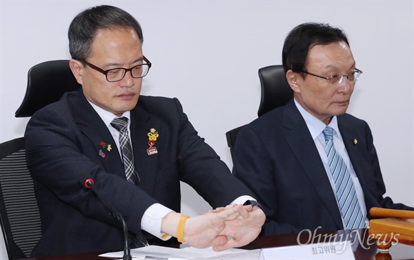 더불어민주당 박주민 최고위원이 24일 확대간부회의에서 참석자들의 발언을 들으며 기지개를 켜고 있다. 오른쪽은 이해찬 대표. 
