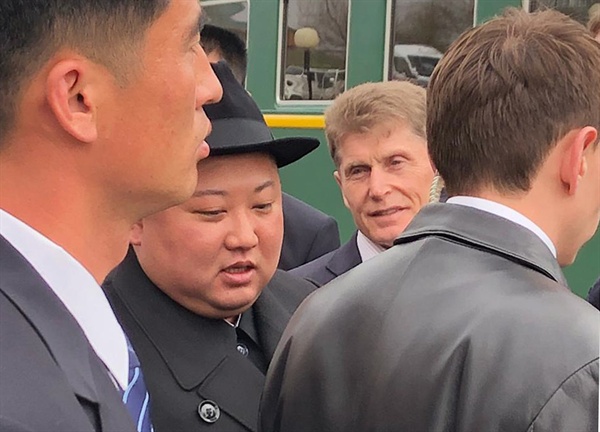 김정은 북한 국무위원장이 24일 오전 전용 열차 편으로 러시아와 북한의 접경 지역인 하산역에 도착해 올렉 코줴먀코 연해주 주지사의 영접을 받고 있다. [코줴먀코 주지사 제공] 