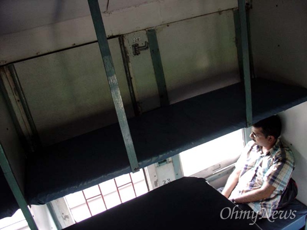 인도 기차 슬리퍼칸에 앉아 생각에 잠긴 인도인의 모습.