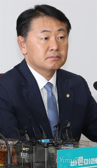 바른미래당 김관영 원내대표가 24일 오전 국회에서 열린 최고위원-중진의원 연석회의에 참석하고 있다.