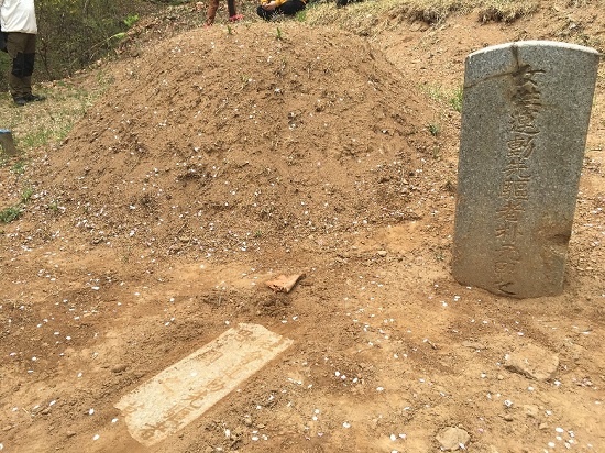 왼쪽 아래에 김사국의 묘비가 묻혀있다. 김사국의 묘비에는 ‘사회운동선구자’, 박원희의 묘비에는 ‘여성운동선구자’라고 새겨져있다.