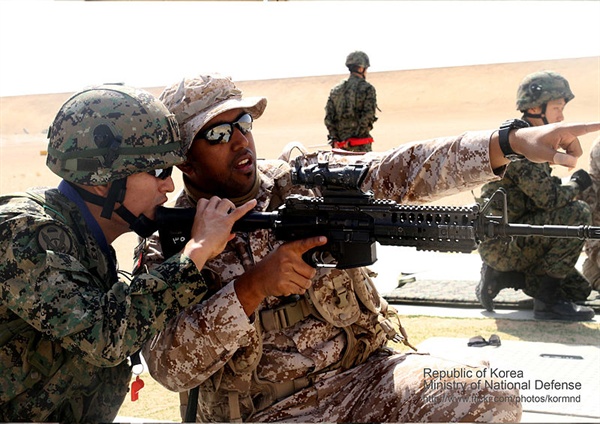 한국군에게 개인화기 사격 교육을 받고 있는 UAE 부대원  (출처: 대한민국 국군)