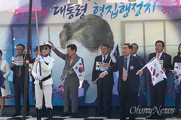 홍문종 자유한국당 의원이 지난 4월 24일 오후 서울중앙지검 앞에서 진행된 대한애국당 집회에 참석해 박근혜 전 대통령의 석방을 요구했다. 가운데 손을 들고 있는 사람이 홍 의원이다.