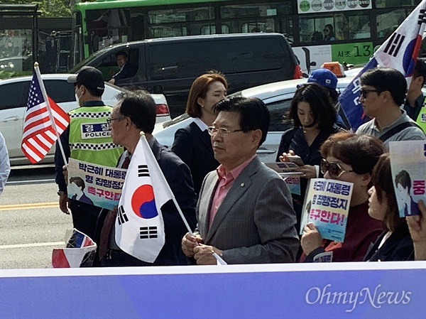 홍문종 자유한국당 의원이 24일 오후 서울중앙지검 앞에서 진행된 대한애국당 집회에 참석해 박근혜 전 대통령의 석방을 요구했다. 