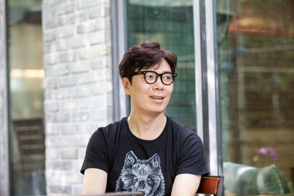 산문 <여행의 이유>를 펴낸 소설가 김영하