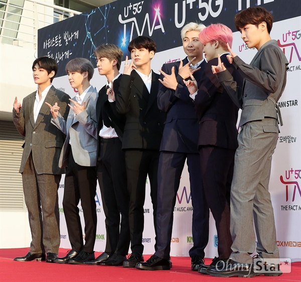 'TMA' 방탄소년단, 월드스타의 위엄 방탄소년단이 24일 오후 인천 남동체육관에서 열린 <더팩트 뮤직 어워즈 레드카펫>에서 포즈를 취하고 있다.