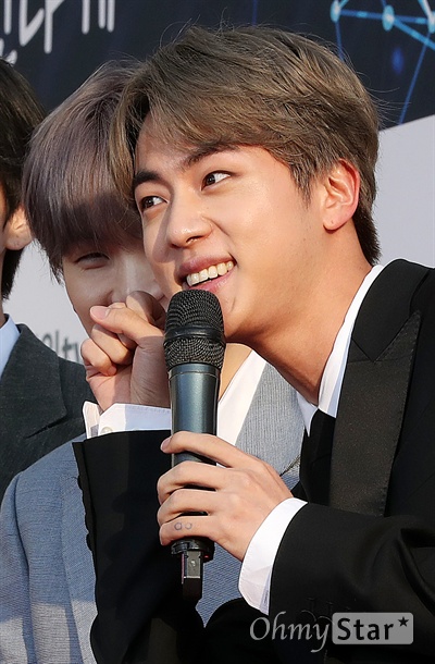 'TMA' 방탄소년단 진, 귀여운 뿌잉뿌잉 방탄소년단의 진이 24일 오후 인천 남동체육관에서 열린 <더팩트 뮤직 어워즈 레드카펫>에서 포즈를 취하고 있다.