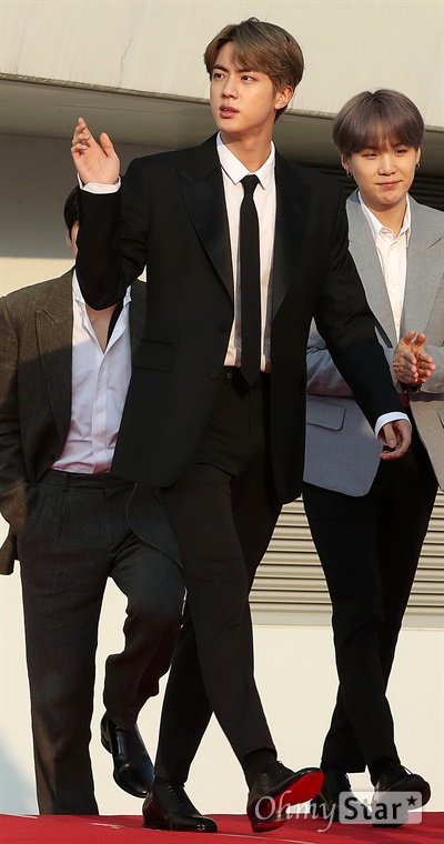 'TMA' 방탄소년단 진, 만찢남 스타일 방탄소년단의 진이 24일 오후 인천 남동체육관에서 열린 <더팩트 뮤직 어워즈 레드카펫>에서 입장하고 있다.