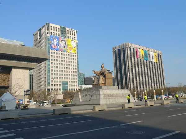 외교부와 정부서울청사에 걸린 독립운동가들. 외교부에는 김규식, 유관순, 안창호 선생이 전시됐다.