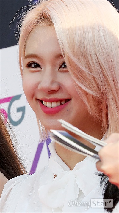 'TMA' 트와이스 채영, 핑크빛 미소 트와이스의 채영이 24일 오후 인천 남동체육관에서 열린 <더팩트 뮤직 어워즈 레드카펫>에서 미소를 짓고 있다.