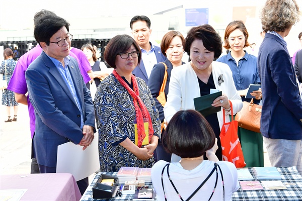  영부인 김정숙 여사가 화성행궁광장에서 열린 '2018 수원한국지역도서전'(2018.09.07)을 방문, 염태영 수원시장과 함께 책을 구입하고 있다.