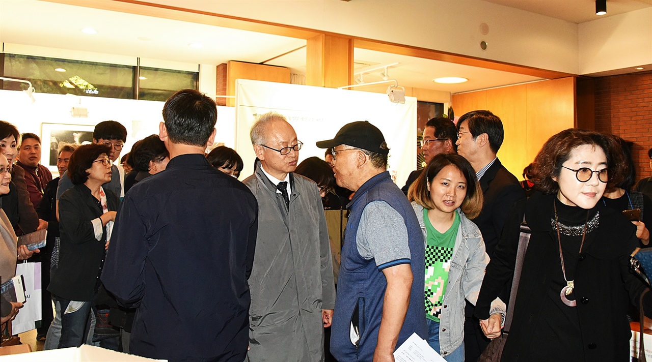 대한민국 정치사에 이만큼 파란만장한 활동을 한 인물도 이젠 드물겠다. 독재정권에 항거하고 여러 차례 구속되는 등 우여곡절을 겪고 3당 합당으로 탄생된 한나라당에서 진보성향으로 눈총을 받기도 했던 이부영 전 의원은 1970년대 유신시절 긴급조치와 국가보안법 위반 등 혐의로 체포돼 옥살이를 하고 재심에서 무죄를 확정 받았다.