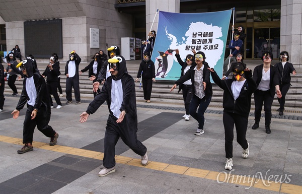  환경운동연합, 그린피스 등 환경단체 활동가와 회원들이 25일 오전 서울 종로구 세종문화회관 앞에서 세계 펭귄의 날을 맞아 '펭귄과 함께' 퍼포먼스를 하고 있다. 