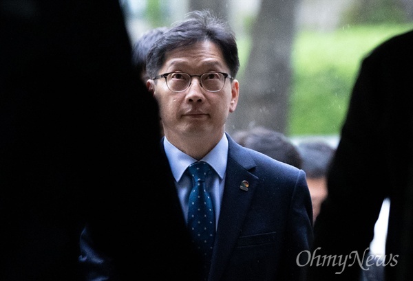 김경수 경남도지사가 25일 오후 3시에 열리는 재판에 참석하려고 서울고등법원에 들어서고 있다.  