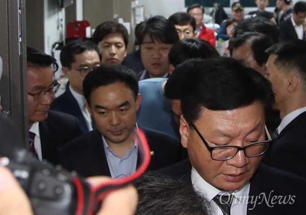 채이배 바른미래당 의원이 25일 오후 서울 여의도 국회 의원회관에서 패스트트랙 처리 방침에 반대하는 자유한국당 의원들의 감금에 풀려 의원실을 나서고 있다.