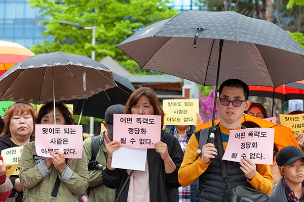 장애인 당사자들과 학부모들이 비가 오는데도 "맞아도 되는 사람은 아무도 없다" 등 구호가 적힌 피켓을 들고 기자회견에 참석했다. 