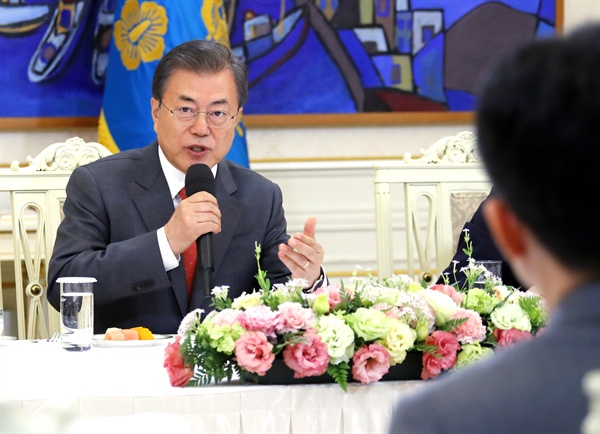 문재인 대통령이 25일 오후 청와대에서 아시아뉴스네트워크(ANN) 이사진을 만나 인사말을 하고 있다.