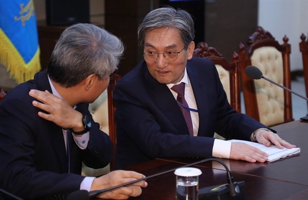 노영민 비서실장(오른쪽)과 김수현 정책실장이 25일 오후 청와대에서 열린 남북공동선언이행추진위원회에서 대화하고 있다.
