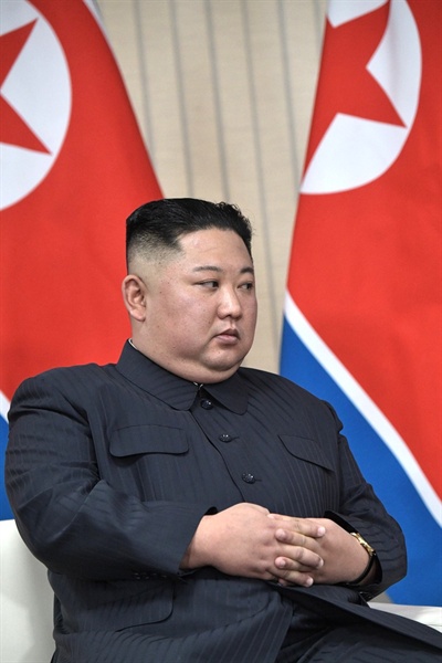 김정은 북한 국무위원장이 25일 오후 러시아 블라디보스토크 루스키섬 극동연방대학에서 열린 정상회담에서 푸틴 러시아 대통령의 발언을 경청하고 있다.
