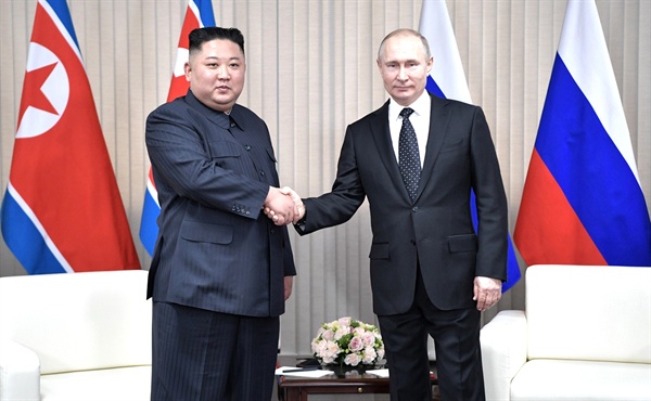 김정은 북한 국무위원장(왼쪽)과 블라디미르 푸틴 러시아 대통령이 25일 오후 러시아 블라디보스토크 루스키섬 극동연방대학에서 열린 정상회담에서 악수하고 있다.