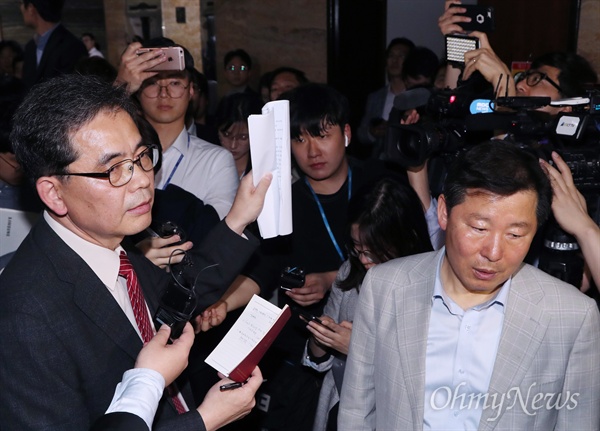 자유한국당 곽상도 의원이 25일 오후 국회 의안과 앞에서 여야4당의 패스트트랙 지정 강행을 저지하기 위해 뺏았다고 주장하는 팩스 사본을 취재진에 들어보이고 있다. 