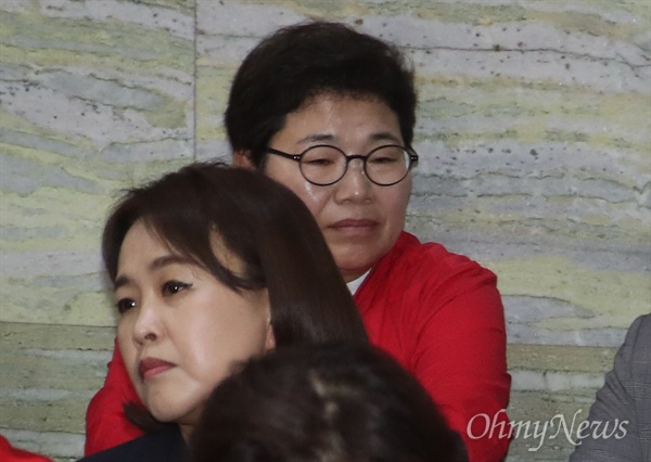 임이자 자유한국당 의원이 26일 오전 서울 여의도 국회 의안과 앞에서 열린 긴급의원총회에 참석하고 있다.