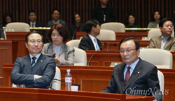  더불어민주당 이해찬 대표와 홍영표 원내대표가 26일 오전 서울 여의도 국회에서 열린 긴급의원총회에서 패스트트랙으로 인한 국회 폭력 사태에 대해 심각한 표정을 짓고 있다.