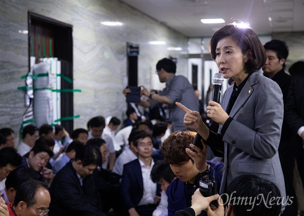 자유한국당 나경원 원내대표가 26일 오전 서울 국회 의안과 앞에서 여야4당의 패스트트랙 지정 강행 저지를 위해 입구를 막아선 의원, 보좌진, 당직자들 향해 발언을 하고 있다. 