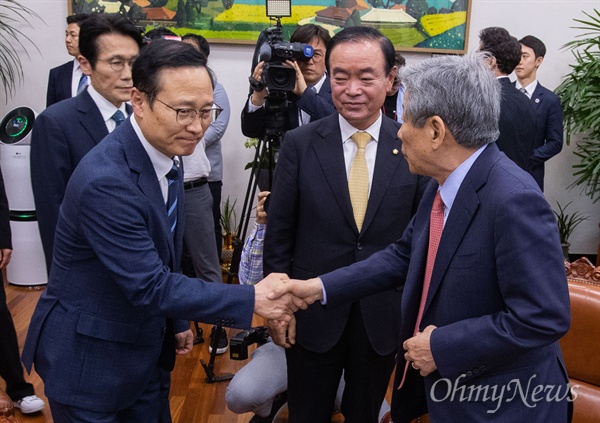  여야 3당 원내대표가 26일 오후 서울 여의도 국회 사무총장실을 방문해 유인태 국회 사무총장에게 자유한국당의 의안과 불법 점거 관련 항의를 전달했다.