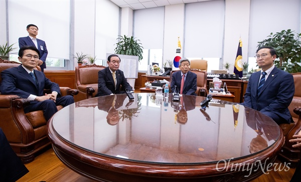 여야 3당 원내대표가 26일 오후 서울 여의도 국회 사무총장실을 방문해 유인태 국회 사무총장에게 자유한국당의 의안과 불법 점거 관련 항의를 하고 있다. 오른쪽부터 홍영표 더불어민주당 원내대표, 유인태 국회 사무총장, 장병완 민주평화당, 윤소하 정의당 원내대표.