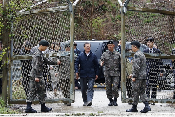 문재인 대통령이 지난 4월 26일 오후 강원도 고성군 DMZ 평화의 길에 도착해 입장하고 있다.